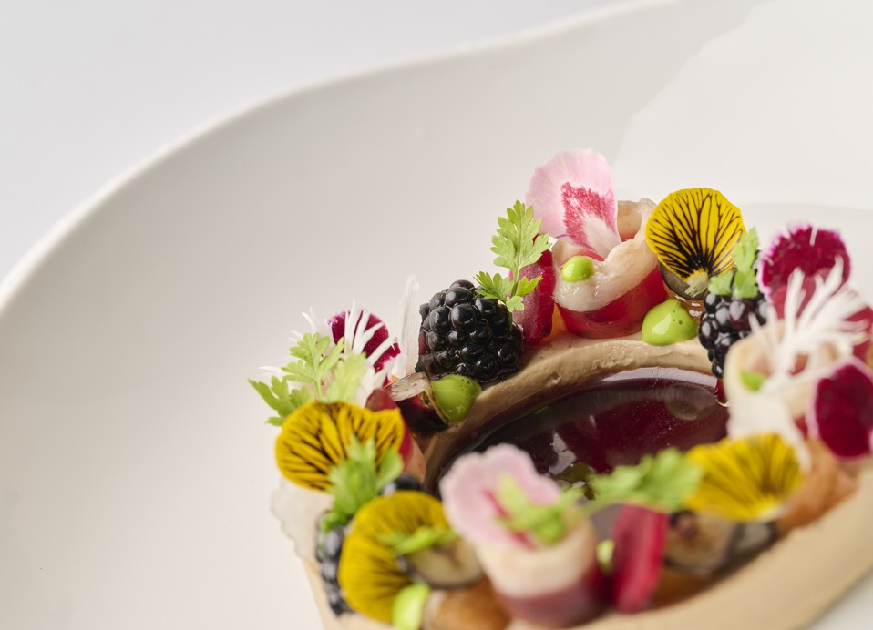 Piatto gourmet con fiori edibili e more al ristorante Aminess 7 Seas.