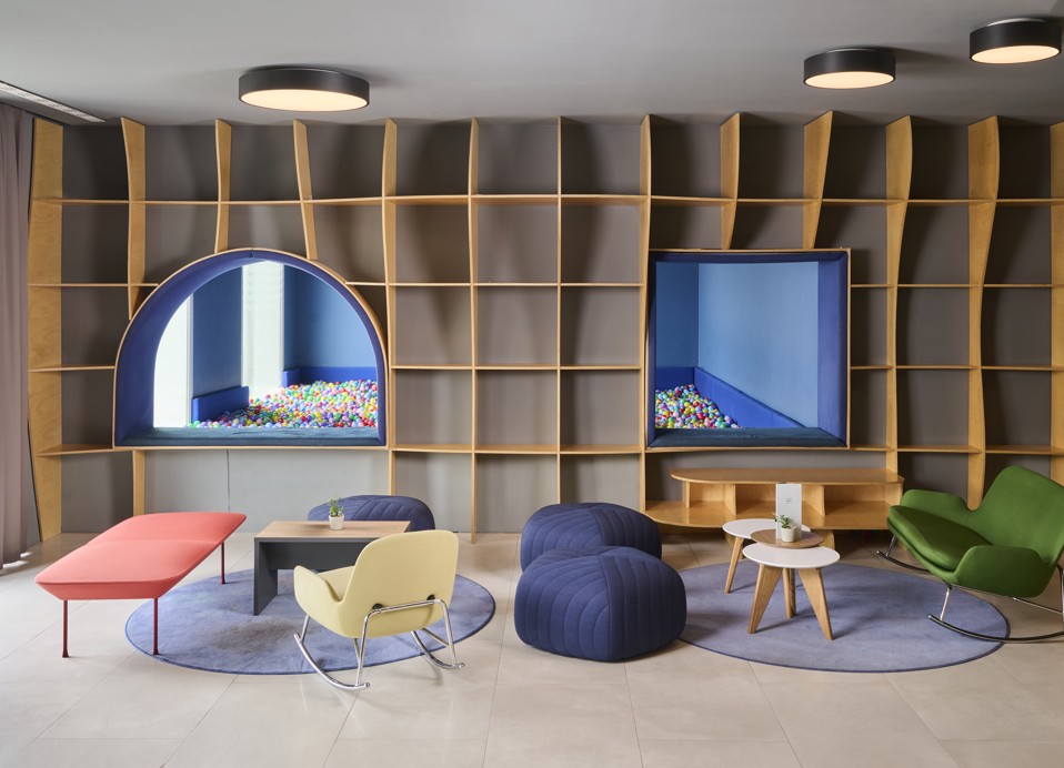 Moderno oblikovano predprostorje za sedenje v Aminess Vival Casa Lišanj, z barvitim pohištvom in udobnim vzdušjem v Novem Vinodolskem.