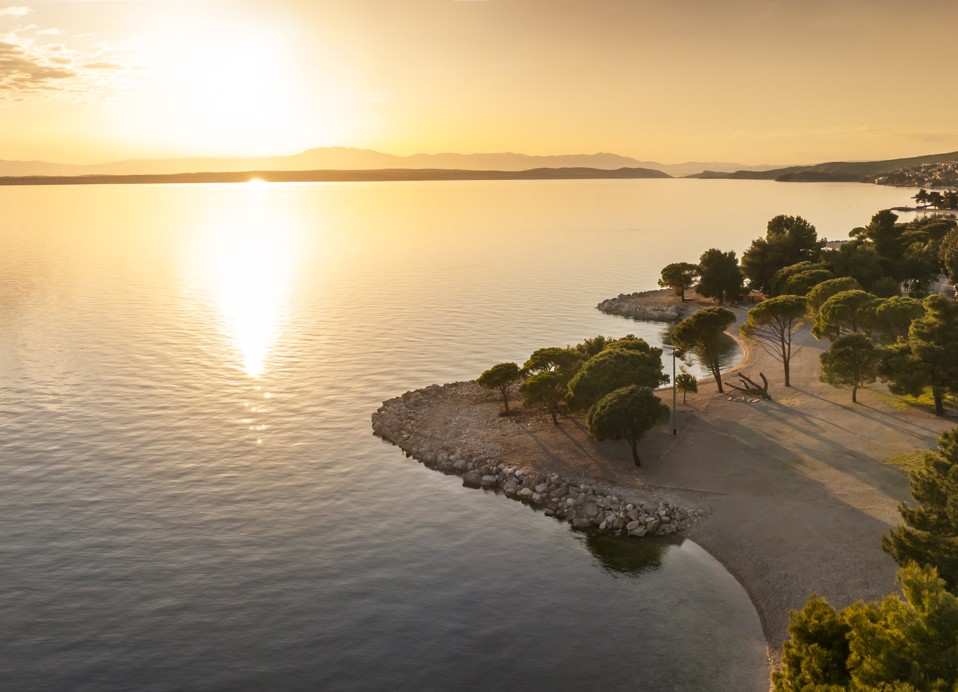 Bellissima spiaggia al tramonto vicino all'Aminess Younique Narrivi Hotel.