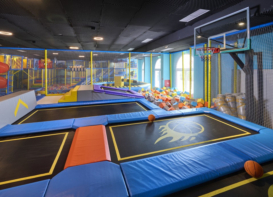 Trampolin košarkarsko igrišče v zabaviščnem parku Ami Fun Park v družinskem hotelu Aminess Vival Lišanj.