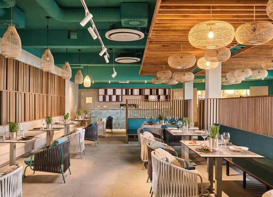 Spazio interno nel ristorante Half8 con design moderno presso il resort Aminess Style Camping Avalona.