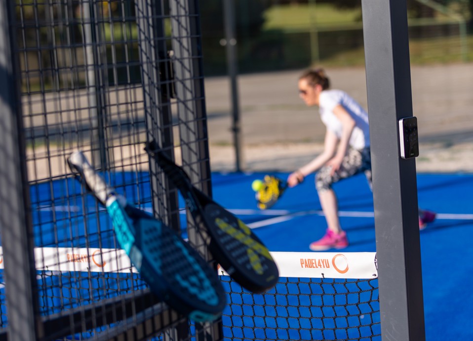 Paddel und ein Paddelspieler bei Aminess Planet Camping Sirena in Novigrad, Kroatien