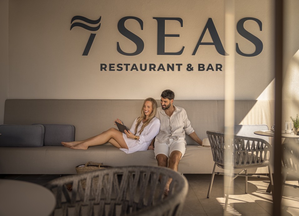 Koppel geniet van drankjes in de loungebar van 7 Seas Restaurant & Bar, vlakbij Magal Maradiso Hotel by Aminess.