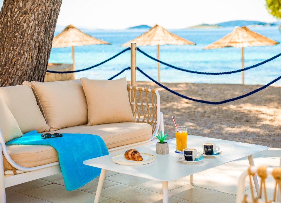 Restaurant Punto Mare mit Blick auf den ruhigen Strand im Aminess Vival Grand Azur Hotel, Orebić.