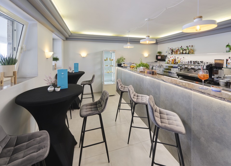 Gemütliches und einladendes modernes Silberinterieur einer Bar im Aminess Younique Lume Hotel.