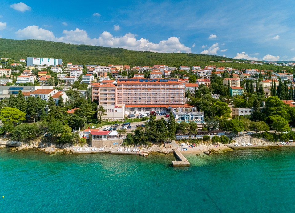 Vista aerea dell'Hotel Mediteran Maradiso di Aminess con la sua posizione fronte spiaggia circondata da verde e dal Mare Adriatico.