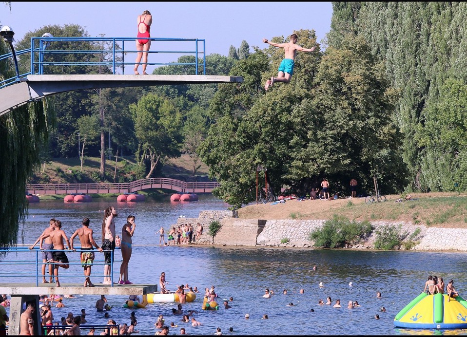 Foginovo swimming area in Karlovac with swimmers and diving platform, author Dinko Neskusil.
