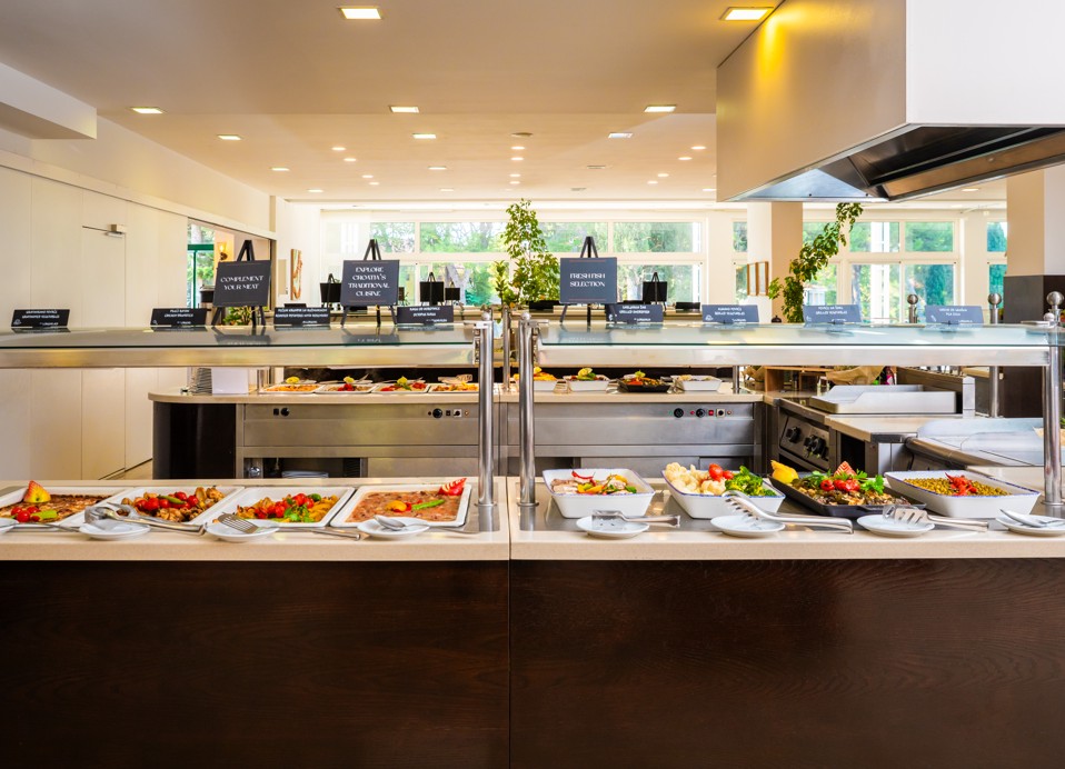 Samopostrežni pult z raznovrstno hrano v restavraciji Oliveto, letovišče Aminess Vival Velaris, otok Brač