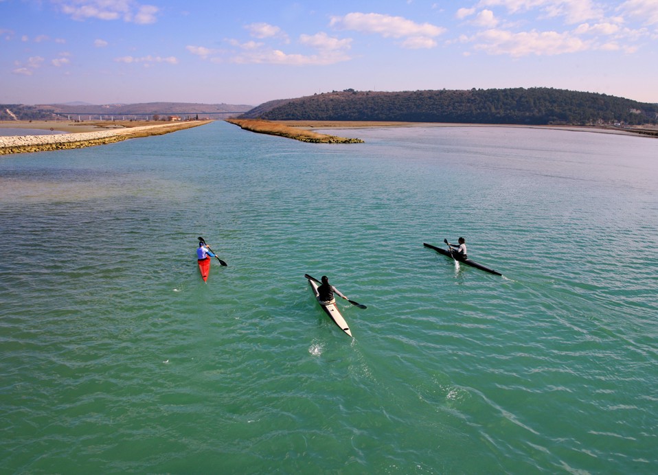 Tre persone in kayak in mare presso Aminess Maradiso Hotel Laguna, Novigrad Croazia