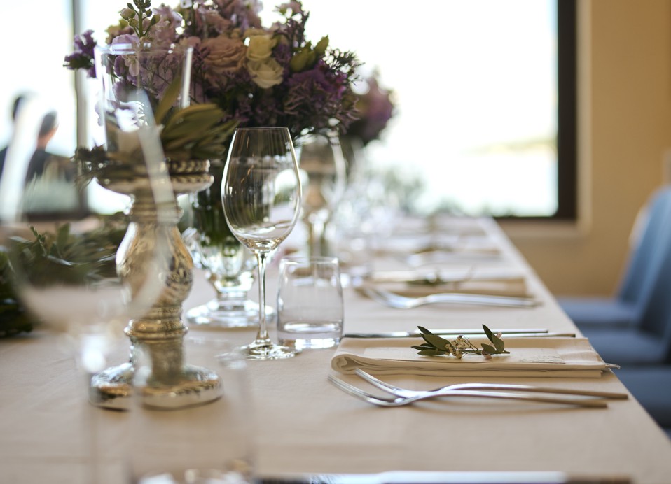 Bruiloft decoratie en locatie setup bij 7 Seas Restaurant & Bar, vlakbij Magal Maradiso Hotel door Aminess.