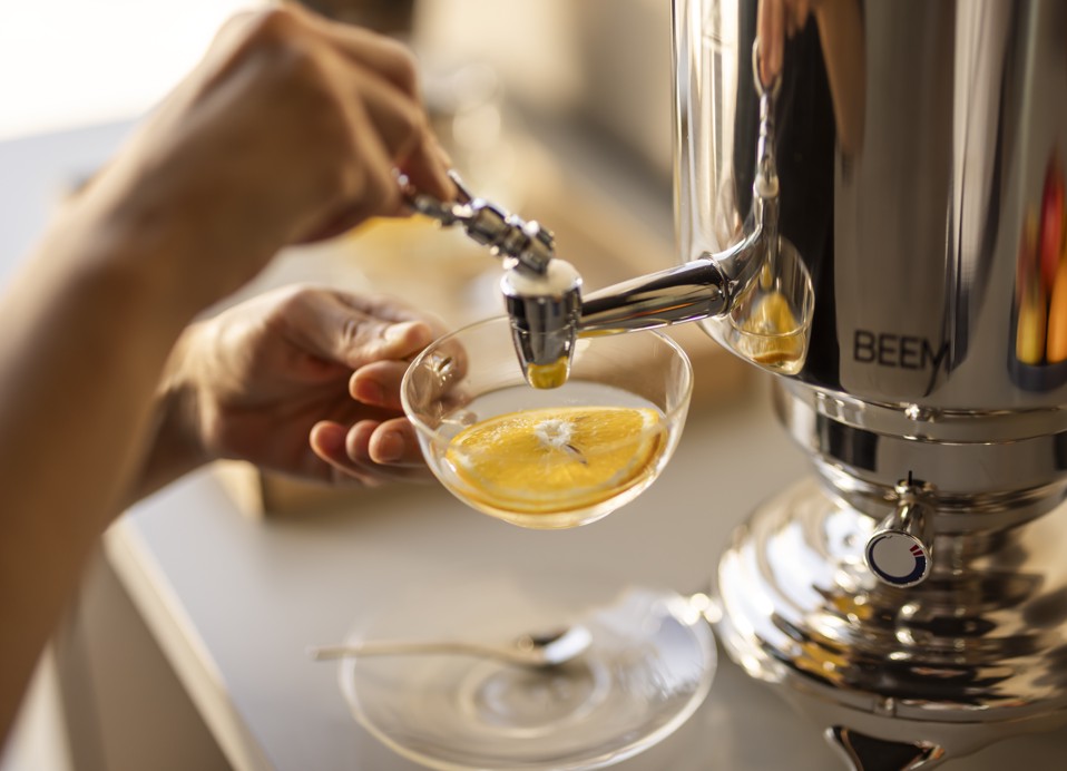 Servizio di tè alle erbe rinfrescante presso la spa dell'Aminess Younique Narrivi Hotel, per migliorare l'esperienza di relax definitiva.