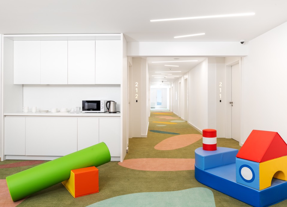 Svijetli hodnik s čajnom kuhinjom i dječjom igraonicom u hotelu Aminess Vival Lišanj Family.