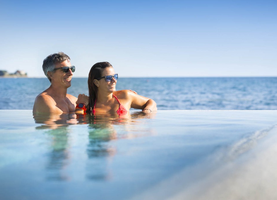 Par uživa u pogledu na rubu infinity bazena.