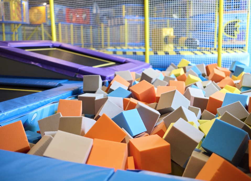 Področje s trampolini v zabaviščnem parku Ami Fun Park v družinskem hotelu Aminess Vival Lišanj, polno penastih kock za varne in vznemirljive aktivnosti za otroke v Novem Vinodolskem.