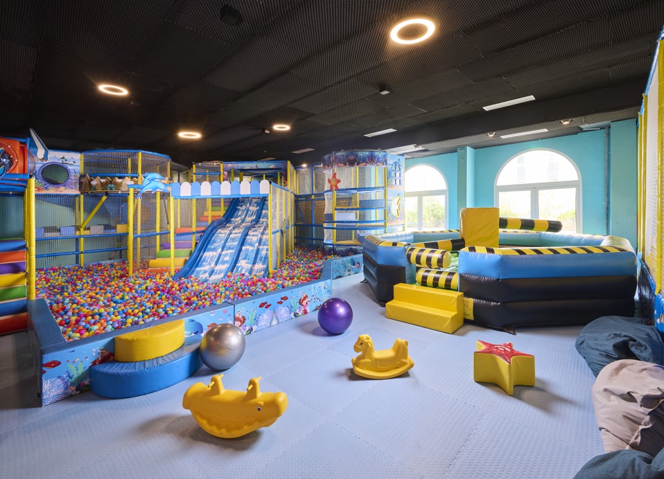 Notranji zabaviščni park z žogami in igralnim območjem v Aminess Vival Casa Lišanj.