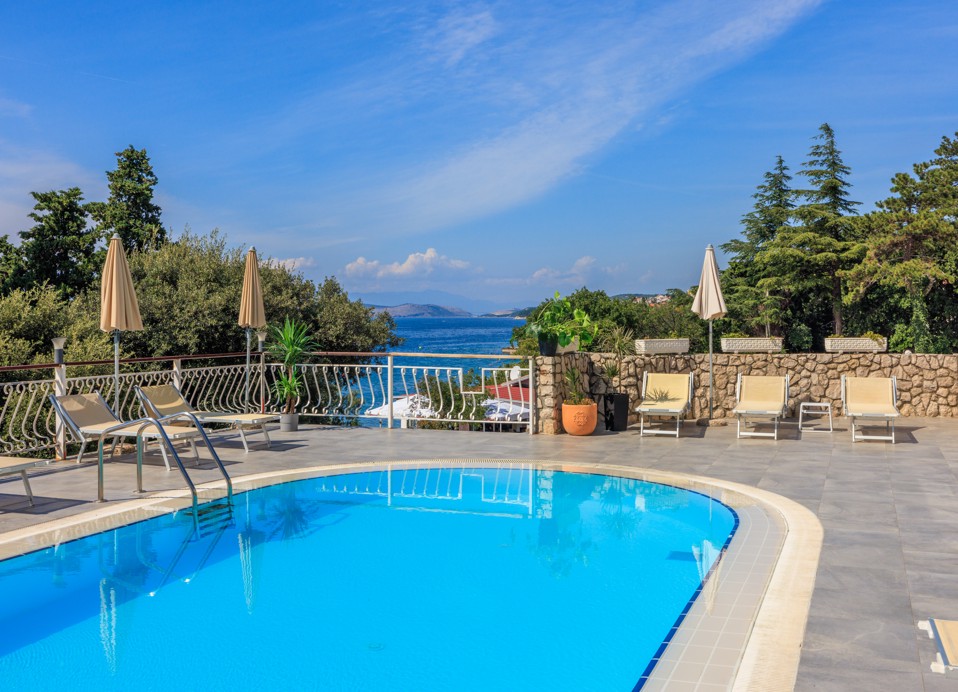 Piscina all'aperto presso l'Hotel Mediteran Maradiso di Aminess che offre una vista mozzafiato sul mare e un ambiente rilassante.