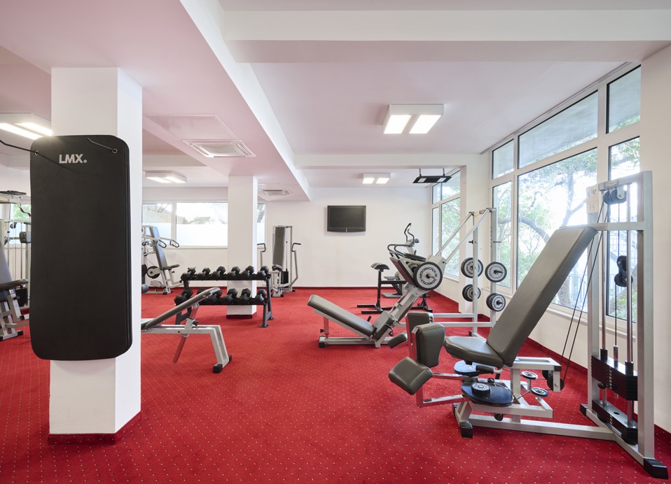 Moderan fitness centar s vrhunskom opremom i mirnom atmosferom, idealan za ljubitelje fitnessa u Aminess Younique Lume Hotelu.