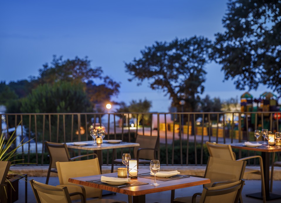 Blick von einer Terrasse eines Restaurants auf das Aminess Planet Camping Maravea, Novigrad