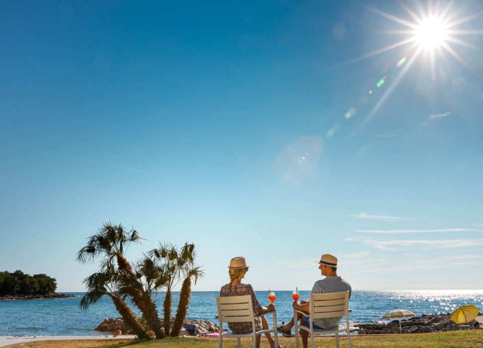 Par uživa u pićima na plaži u Aminess Planet Camping Maravea, Novigrad