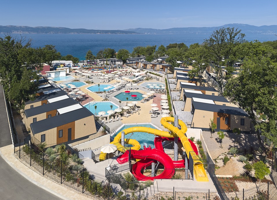 Poolanlage mit Wasserrutschen und Meerblick im Aminess Atea Camping Resort.