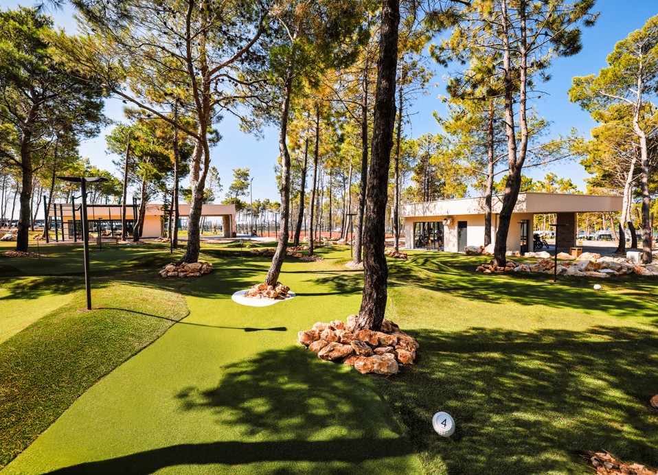 Golf igralište ispred teretane u Aminess Style Camping Avalona resortu.