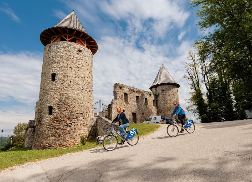 Cyclists by a historic castle near Karlovac, source Turistička zajednica Karlovačke županije.