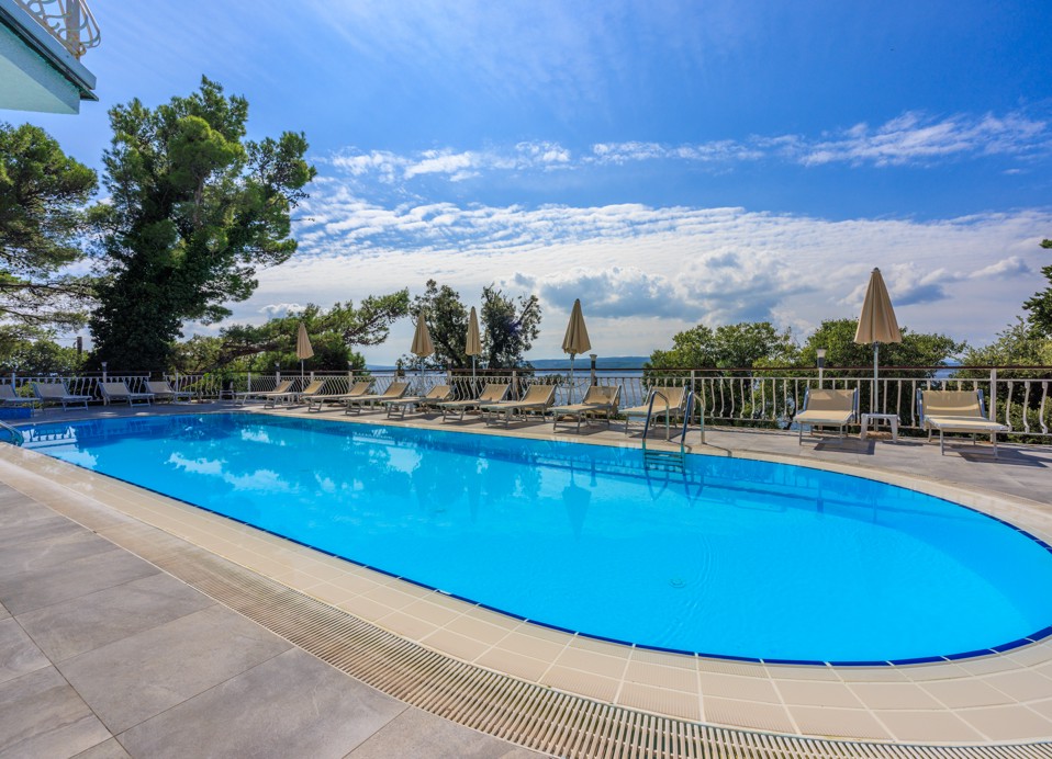 Piscina all'aperto presso l'hotel Mediteran Maradiso di Aminess con area solarium.