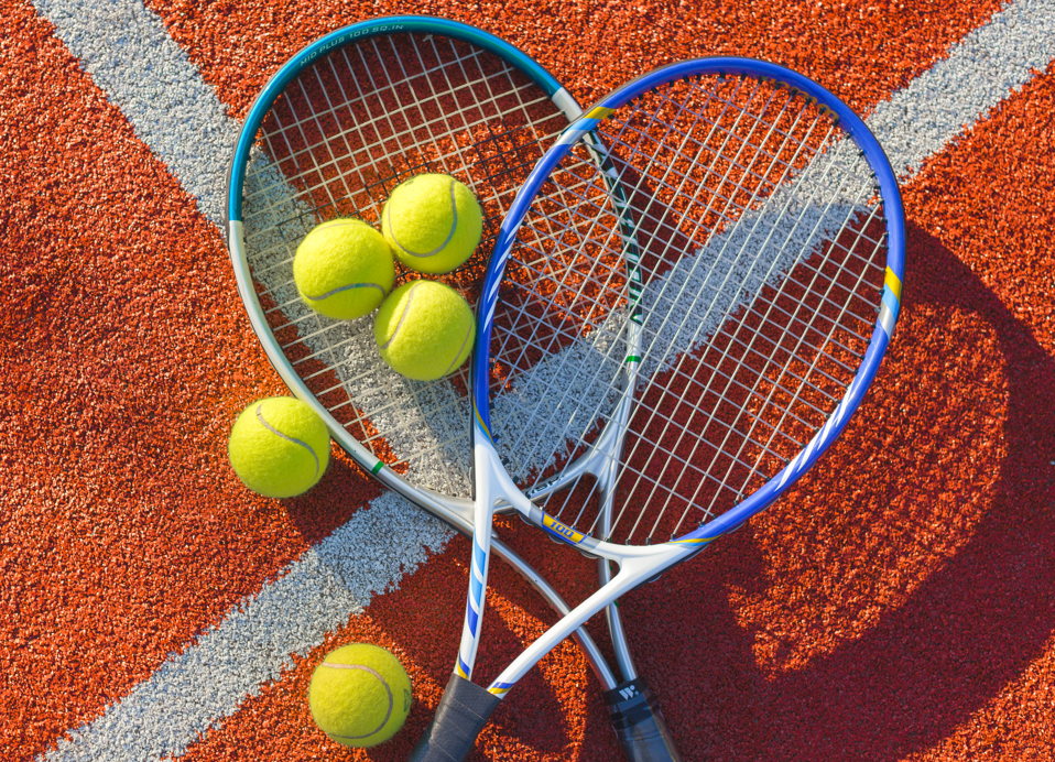 Tennismateriaal klaar voor gebruik in het Aminess Younique Bellevue Hotel.