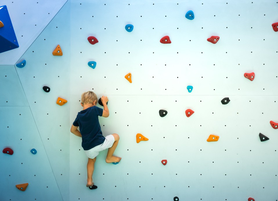 Kinder klettern an der Kinderkletterwand im Aminess Planet Camping Maravea, Novigrad