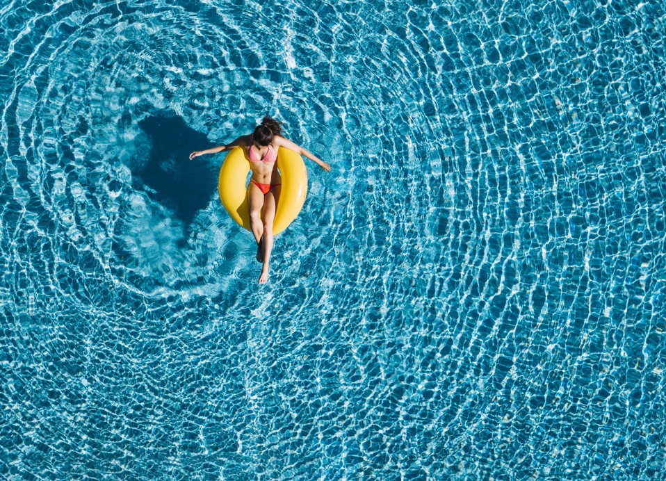 Atemberaubende Luftaufnahme des Infinity-Pools im Aminess Vival Port9 Resort in Korcula.