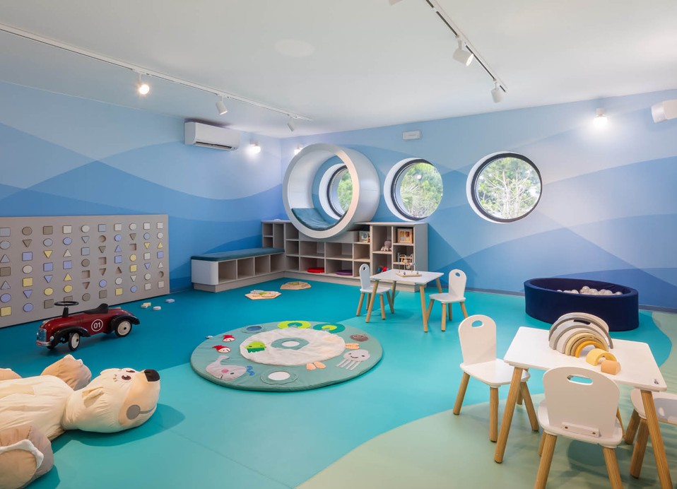 "Buntes Sitzbereich im Kinderclub im Aminess Laurel Khalani Hotel."