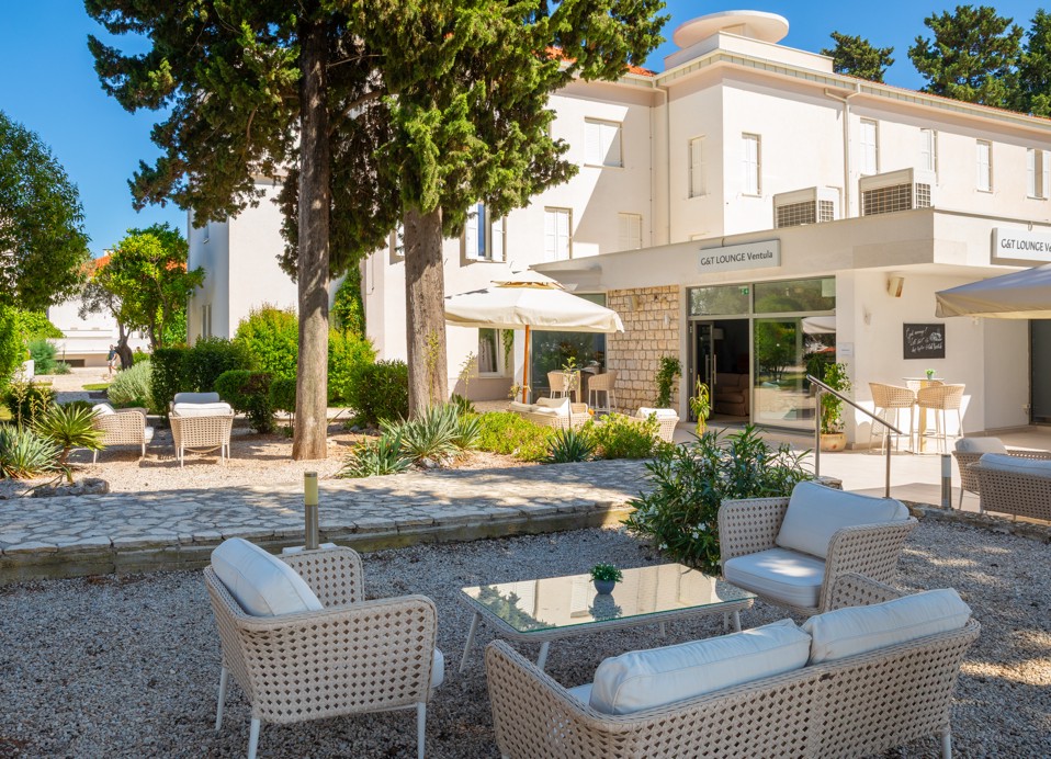 Opuštajuća terasa Gusto bara u Aminess Vival Port9 Resortu, savršeno mjesto za uživanje u pogledu i piću.