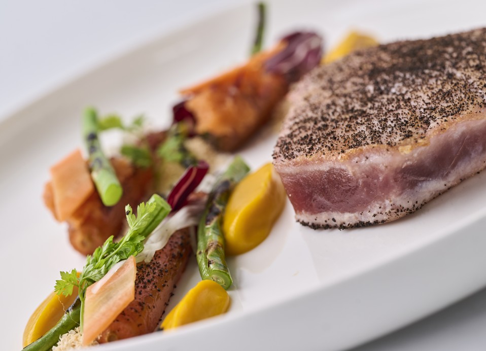 Trancio di tonno scottato con verdure e purea al ristorante Aminess Seven Seas.