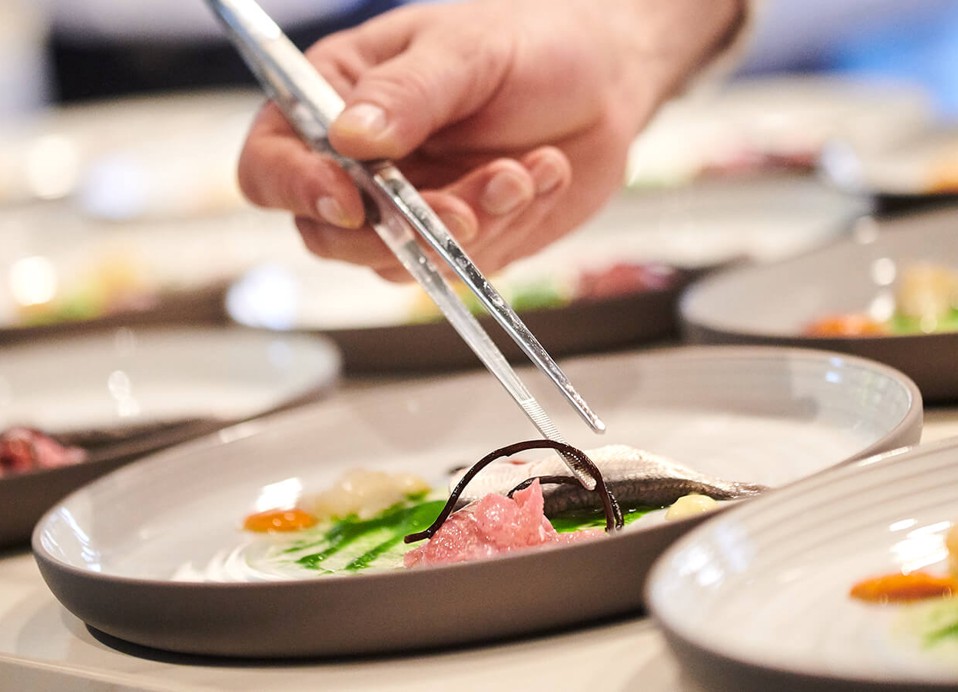 Chef bereidt eten voor in Aminess Maradiso Hotel Laguna, Novigrad Kroatië