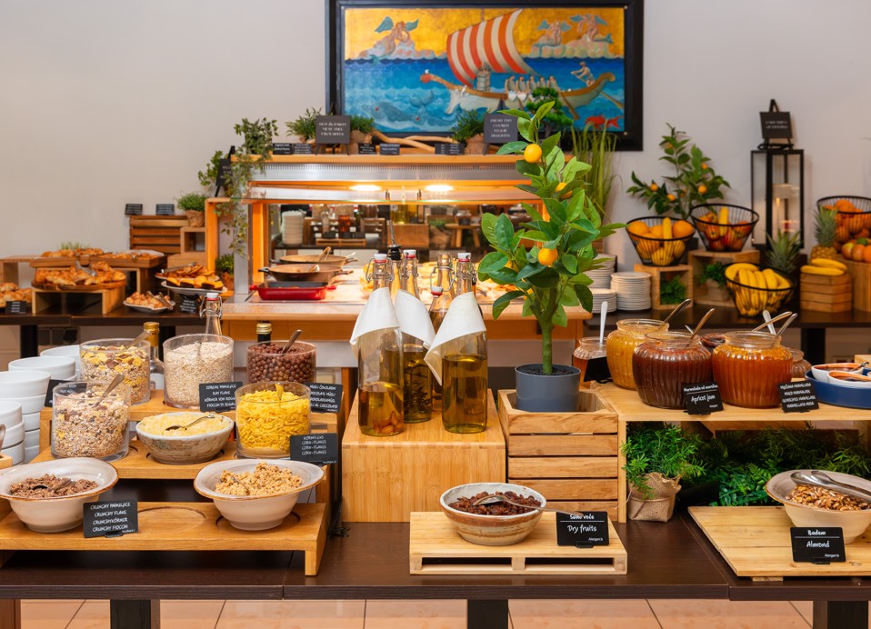 Buffet della colazione nel ristorante del Marko Polo Maradiso Hotel by Aminess.