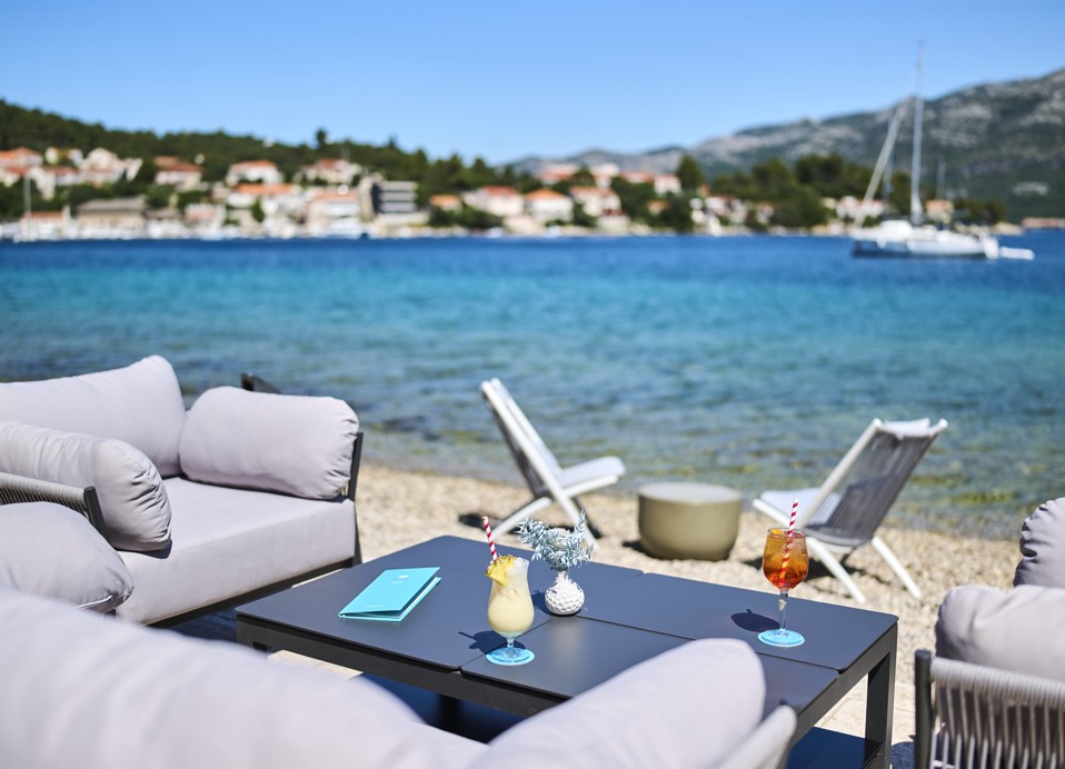 Gemütliche, komfortable und entspannende Liegestühle bei Punto Mare innerhalb des Resorts in der Nähe von Aminess Vival Port9 Residence.