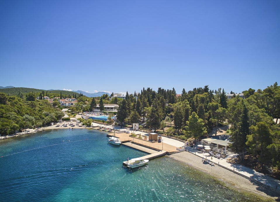 Ein atemberaubender Blick auf die Bucht und die umliegende Landschaft innerhalb des Resorts in der Nähe von Aminess Port9 Residence, Korcula.