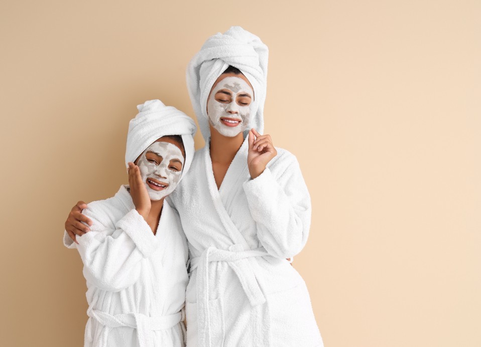 Mama in hči uživata v negi obraza v wellnessu in spa centru hotela Aminess
