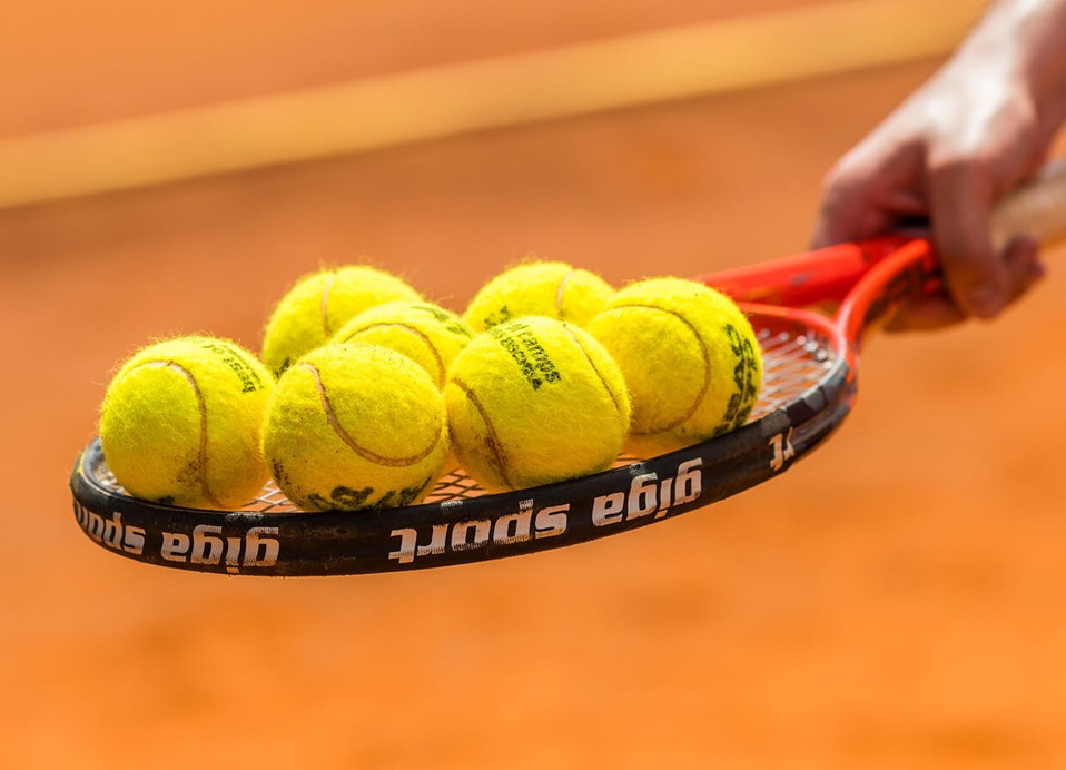 Tennisbälle auf dem Platz bei Aminess Planet Camping Sirena in Novigrad, Kroatien