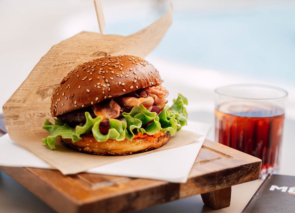 Burger geserveerd bij de Meet bar aan het zwembad in Aminess Style Camping Avalona resort.