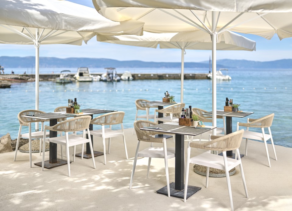 Terras aan zee voor dineren bij Il Cantuccio, in de buurt van Magal Maradiso Hotel door Aminess.