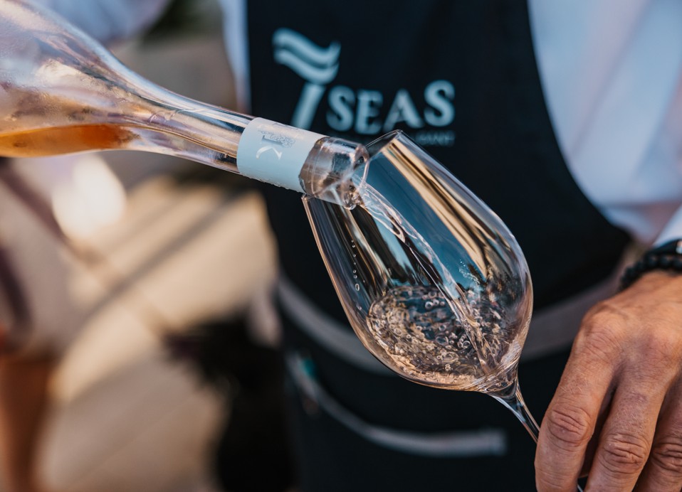 Versare vino nel ristorante 7 Seas by Aminess, esperienza gastronomica raffinata