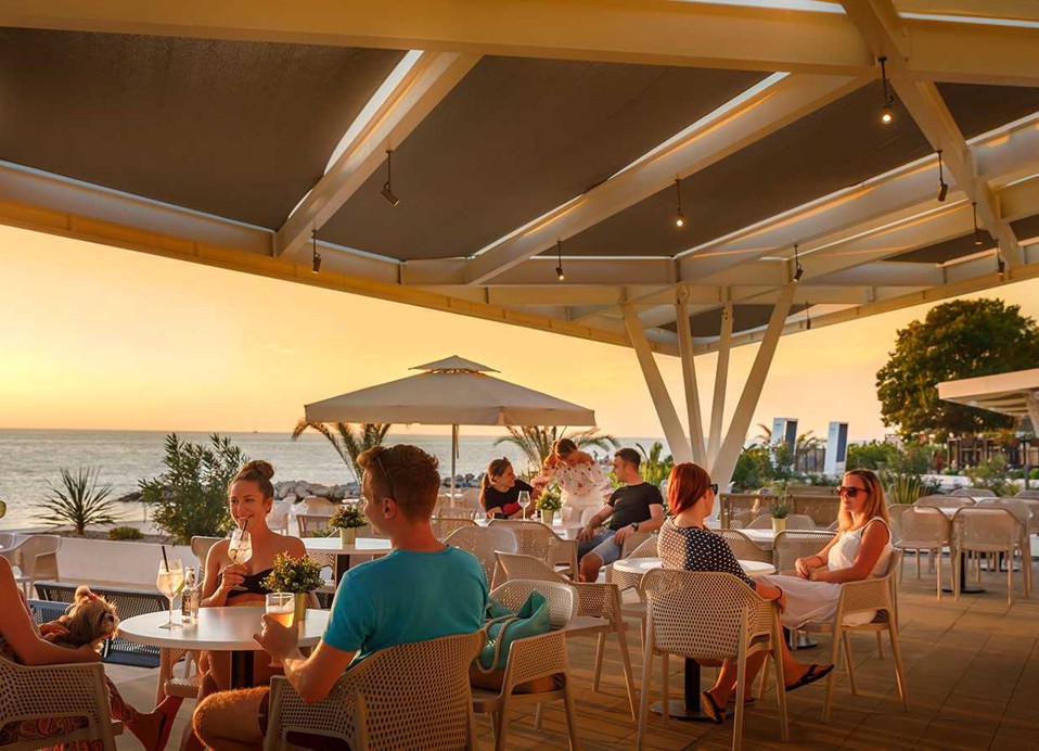 Gäste genießen einen Drink beim Beobachten des Sonnenuntergangs auf der Terrasse der Lounge-Bar One Second im Aminess Planet Camping Maravea Resort, Novigrad Kroatien