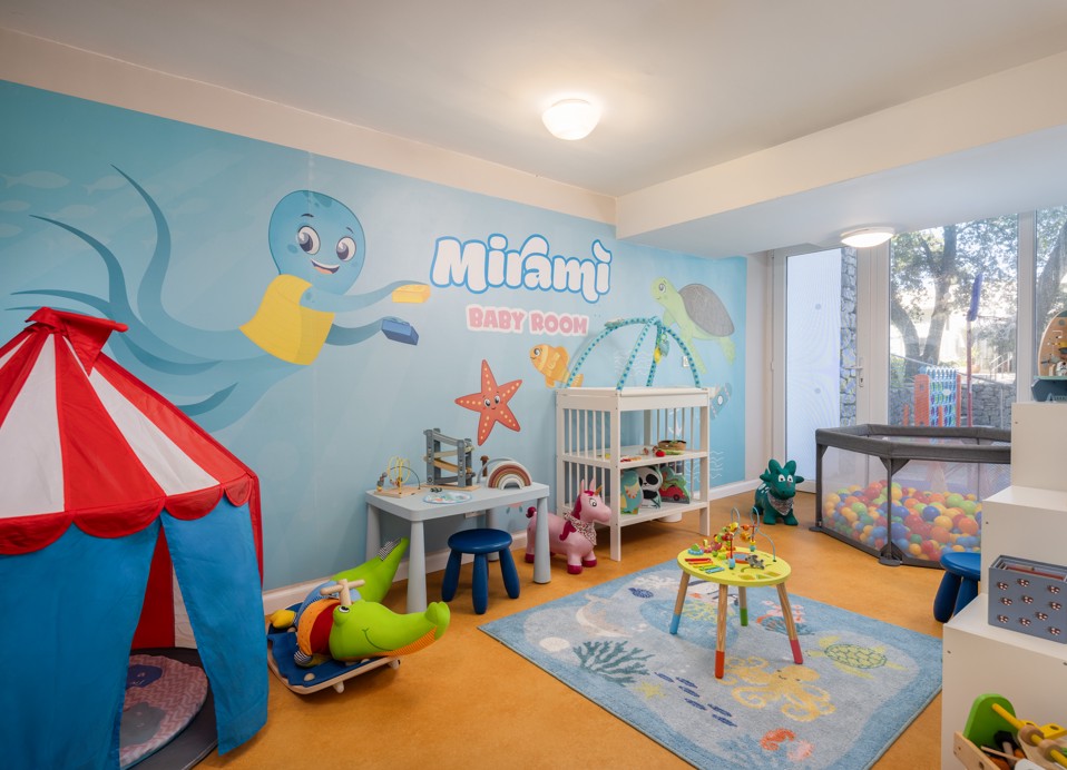 Babyraum im Miniclub des Aminess Vival Port9 Resorts mit Spielzeug und Spielbereich.