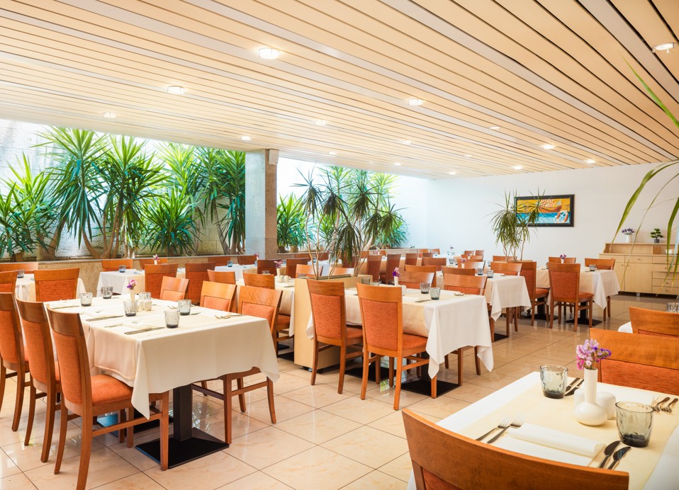 The hotel’s restaurant interior, featuring rows of neatly arranged tables and chairs, colorful decor, and a welcoming ambiance at the Maradiso Marko Polo by Aminess.