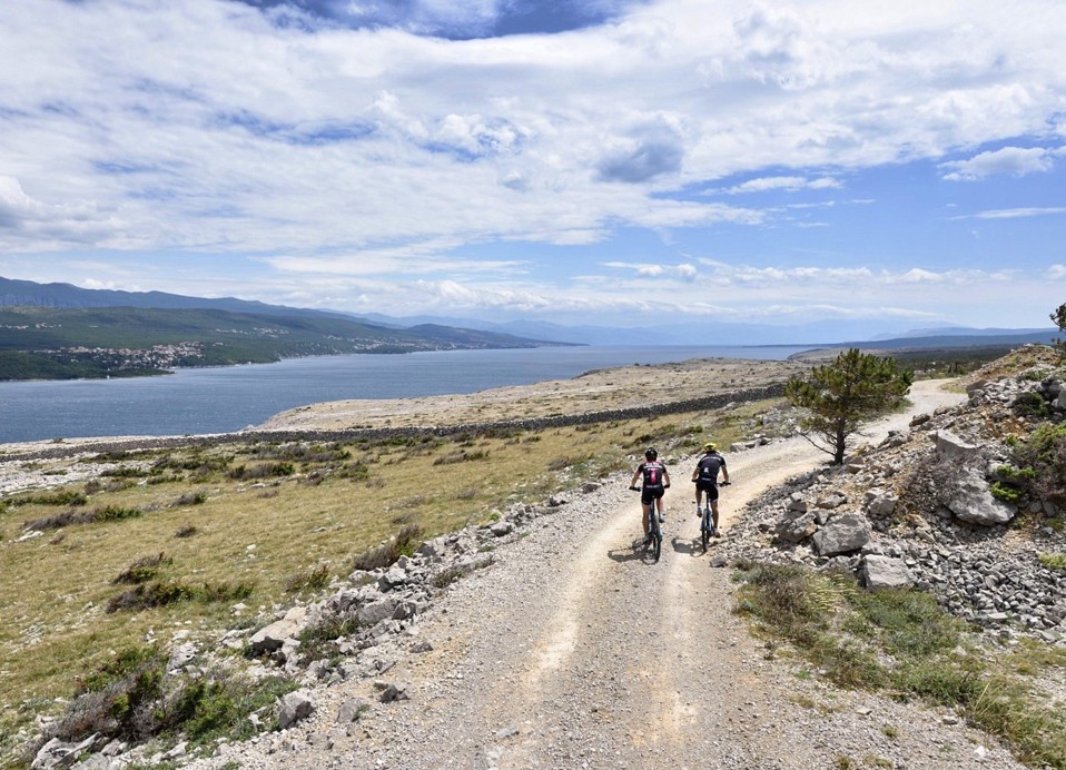 Radfahrer erkunden malerische Küstenwege mit Panoramablick auf das Adriatische Meer in der Nähe des Aminess Style Camping Atea Resort.