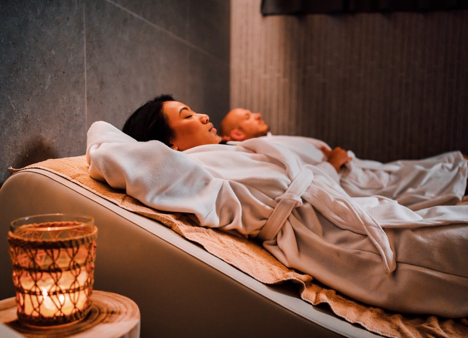 Par se opušta u luksuznoj sobi u Aminess Style Camping Avalona resort wellness.