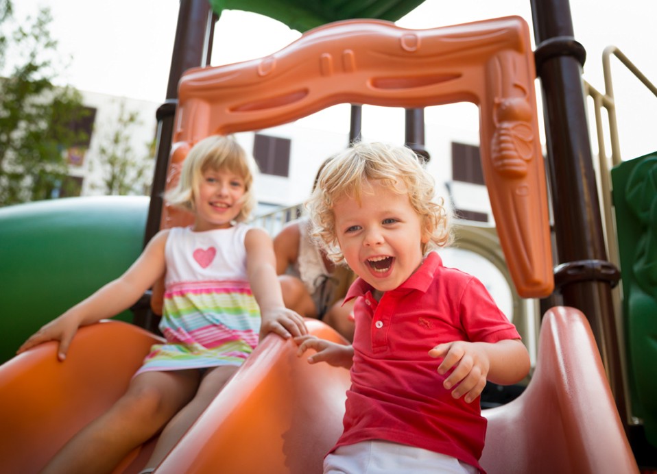 Kinderen die op een glijbaan spelen in het kinderactiviteitengebied bij Veya Maradiso Hotel door Aminess.