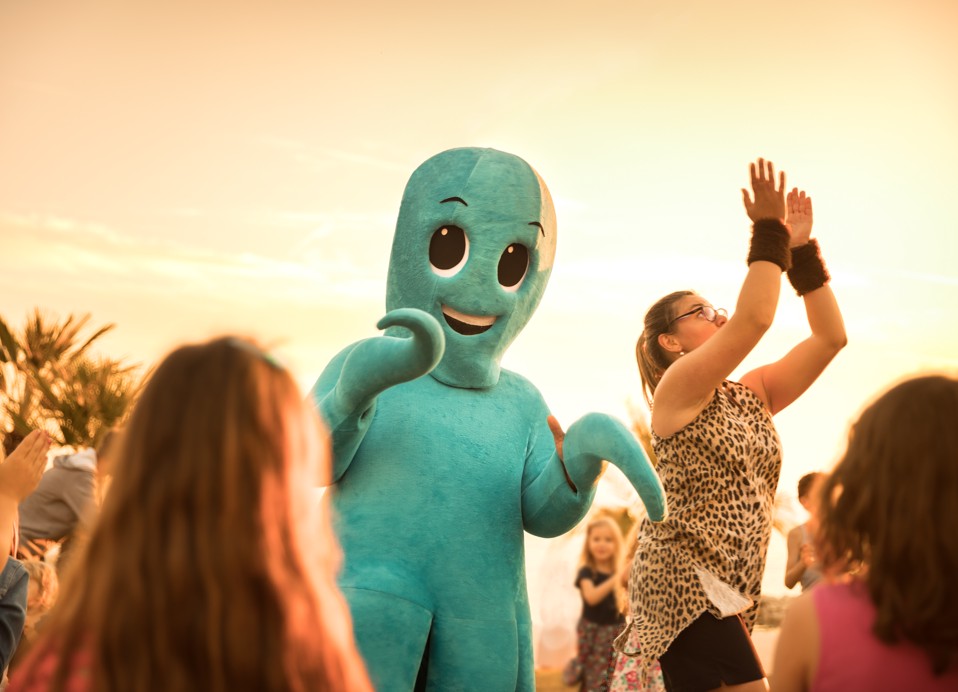 Kinder tanzen mit dem Mirami-Maskottchen bei Animationsworkshops im Aminess Younique Bellevue Hotel.