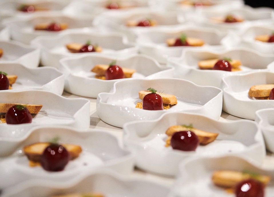 Primer natančno postreženih sladic, ki so del storitve à la carte na terasni restavraciji, na voljo gostom Aminess Maradiso Bellevue Village.